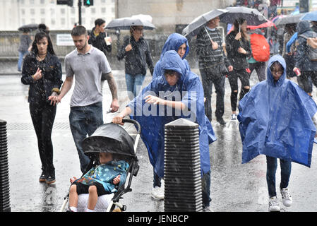 Le Parlement, à Londres, Royaume-Uni. 27 Juin, 2017. Une forte averse de pluie près de Parlement. Crédit : Matthieu Chattle/Alamy Live News Banque D'Images