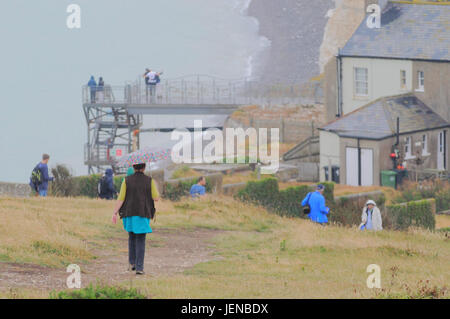 Birling Gap, Eastbourne, East Sussex, Royaume-Uni. 27 juin 2017. Parapluies ordre de la journée au centre de beauté Sussex. Une pluie plus lourde prévue pendant la nuit augmentera le risque de chute de flèche le long de Chalk cliffsCredit: Banque D'Images