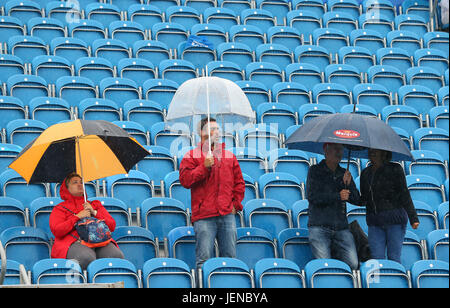 Eastbourne, Royaume-Uni. 27 Juin, 2017. . 27 Juin, 2017. Les spectateurs dans la pluie au cours de la troisième journée de l'Aegon Eastbourne International le 27 juin 2017, à Eastbourne, Angleterre Crédit : Paul Terry Photo/Alamy Live News Crédit : Paul Terry Photo/Alamy Live News Banque D'Images