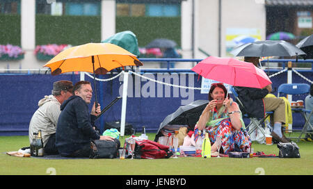 Eastbourne, Royaume-Uni. 27 Juin, 2017. . 27 Juin, 2017. Les spectateurs dans la pluie au cours de la troisième journée de l'Aegon Eastbourne International le 27 juin 2017, à Eastbourne, Angleterre Crédit : Paul Terry Photo/Alamy Live News Crédit : Paul Terry Photo/Alamy Live News Banque D'Images