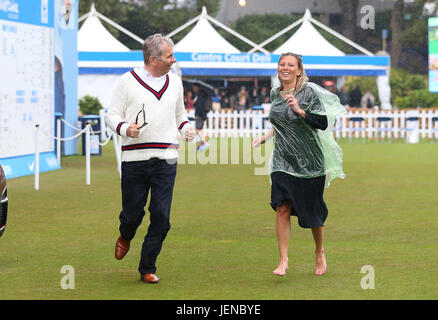 Eastbourne, Royaume-Uni. 27 Juin, 2017. . 27 Juin, 2017. Les spectateurs dans la pluie au cours de la troisième journée de l'Aegon Eastbourne International le 27 juin 2017, à Eastbourne, Angleterre Crédit : Paul Terry Photo/Alamy Live News Crédit : Paul Terry Photo/Alamy Live News Banque D'Images