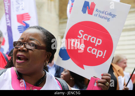 Londres, Royaume-Uni. 27 Juin, 2017. Les membres du Royal College of Nursing (RCN) lance sa campagne contre le Gouvernement 1  % du plafond pour payer avec une manifestation d'infirmières de première ligne à l'extérieur du Ministère de la santé, à Whitehall, Westminster. Credit : Dinendra Haria/Alamy Live News Banque D'Images