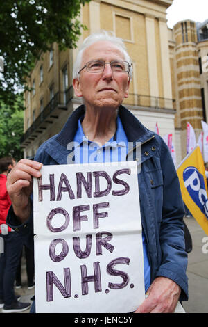 Londres, Royaume-Uni. 27 Juin, 2017. Les membres du Royal College of Nursing (RCN) lance sa campagne contre le Gouvernement 1  % du plafond pour payer avec une manifestation d'infirmières de première ligne à l'extérieur du Ministère de la santé, à Whitehall, Westminster. Credit : Dinendra Haria/Alamy Live News Banque D'Images