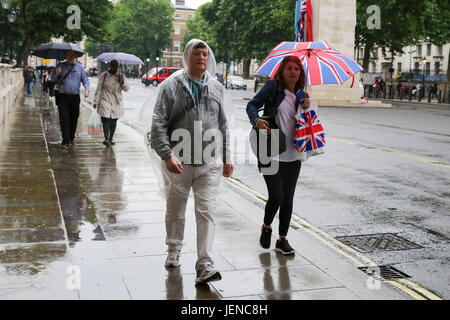 Westminster. Londres, Royaume-Uni. 27 Juin, 2017. Les gens s'abriter de la pluie sous les parasols à Westminster après une forte pluie vers le bas après jours de vague de chaleur avec des températures élevées dans la capitale. Credit : Dinendra Haria/Alamy Live News Banque D'Images