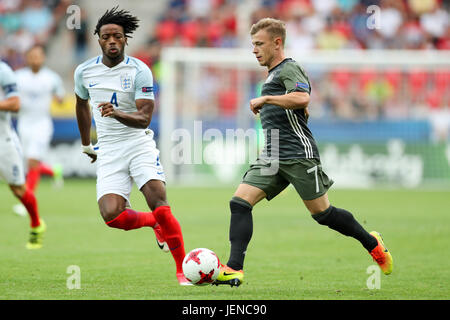 Tychy, Pologne. 27 Juin, 2017. Joueur allemand Max Meyer (R) et en Angleterre avec la Nathaniel Chalobah rivalisent pour la balle au cours de la Men's U21 European Championship match de demi-finale entre l'Angleterre et l'Allemagne qui aura lieu au stade Miejski Tychy à Tychy, Pologne, 27 juin 2017. Photo : Jan Woitas/dpa-Zentralbild/dpa/Alamy Live News Banque D'Images