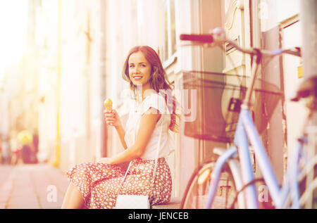 Femme heureuse avec le vélo et la crème glacée Banque D'Images