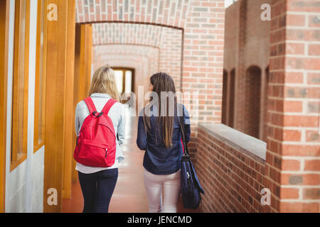 Vue arrière d'étudiants dans le couloir Banque D'Images