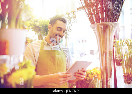 Homme avec tablette PC ordinateur au magasin de fleur Banque D'Images