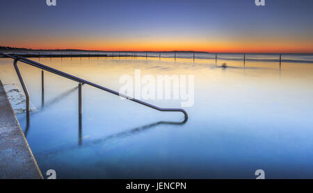 Man swimming in pool, Cronulla, Sydney, New South Wales, Australia Banque D'Images