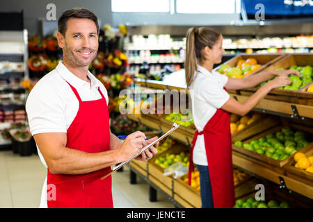 Le personnel de l'épicerie avec presse-papiers Banque D'Images