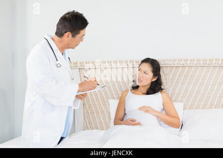 Visite de médecin femme enceinte Banque D'Images