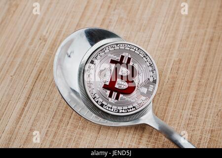 La monnaie numérique argent physique de monnaie bitcoin sur la cuillère. Concept de cuisine. Banque D'Images