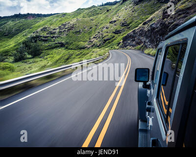 Voiture voyageant le long de la route sinueuse, Maui, Hawaii, États-Unis Banque D'Images