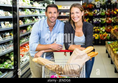 Cute couple faisant l'épicerie ensemble Banque D'Images