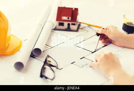 Close up of hands avec boussole plan de mesure Banque D'Images