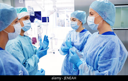 Groupe des chirurgiens en salle d'opération à l'hôpital Banque D'Images