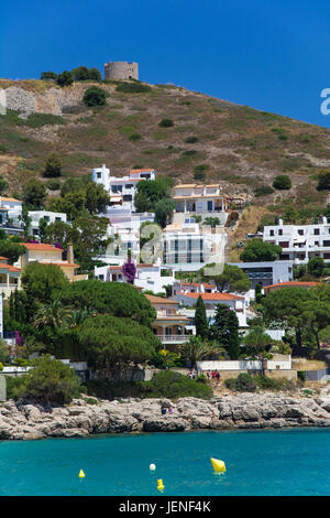 Vue verticale du Montgo hill et la tour sur la Costa Brava en été Banque D'Images