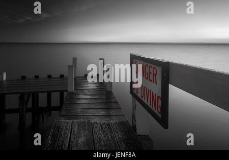 Aucun signe de danger Plongée sur jetée en bois, House, Victoria, Australie Banque D'Images