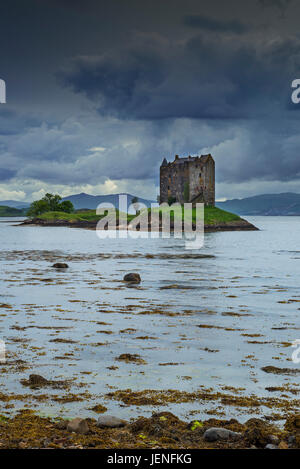 Château de Stalker, cité médiévale tour de quatre étages maison / garder dans le Loch Laich, répartiteur d'off le Loch Linnhe près de Port Appin, Argyll, Scotland, UK Banque D'Images