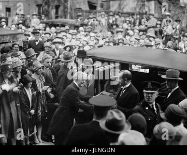 Le président Calvin Coolidge et son épouse, Grace, en sortant de l'automobile, Washington DC, USA, Harris & Ewing, Avril 1927 Banque D'Images