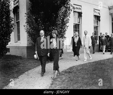 Le président américain Herbert Hoover avec Amelia Earhart à Maison Blanche, Washington DC, USA, Harris & Ewing, 21 juin, 1932 Banque D'Images