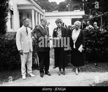 Le président américain Herbert Hoover Présentation de National Geographic Society médaille Amelia Earhart, Maison Blanche, Washington DC, USA, Harris & Ewing, 21 juin, 1932 Banque D'Images