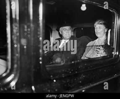 Le président américain Franklin Roosevelt et de la Première Dame Eleanor Roosevelt, Portrait en voiture après service de Pâques, Washington DC, USA, Harris et Ewing, 1935 Banque D'Images