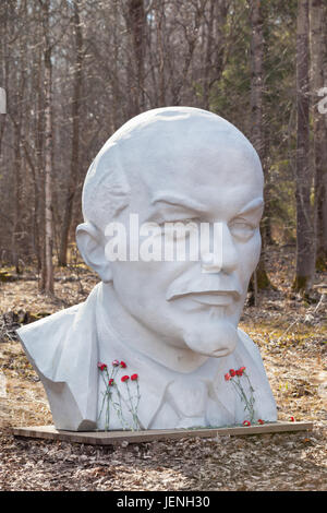 Monument blanc de Lénine de parc de Razliv lake, Russie Banque D'Images