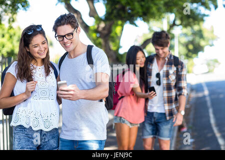 Contrôle de la hanche des couples at smartphone Banque D'Images