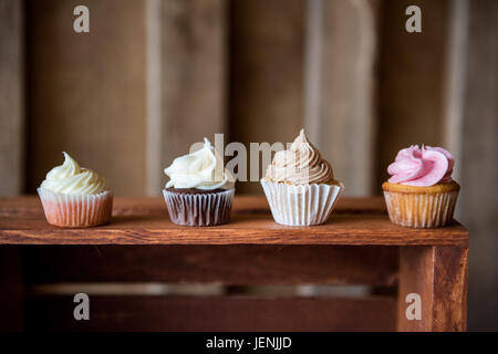 Mini Desserts Cupcakes photographié à une campagne rustique à la célébration de mariages wolftrap farm, gordonsville, Virginia, USA. Banque D'Images