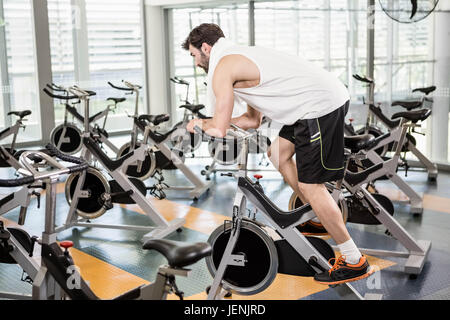 Mettre en place l'homme à l'aide d'un vélo d'exercice Banque D'Images