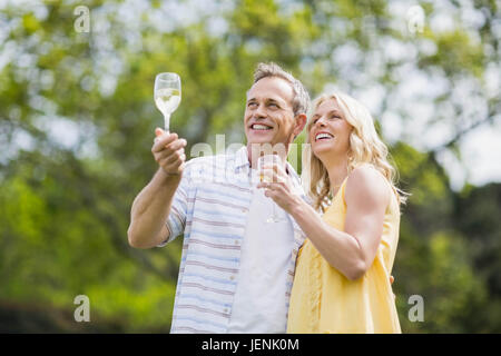 Heureux couple toasting with champagne Banque D'Images