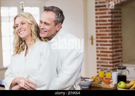 Cute couple cuddling dans peignoirs Banque D'Images