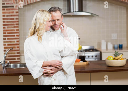 Cute couple cuddling en peignoir Banque D'Images