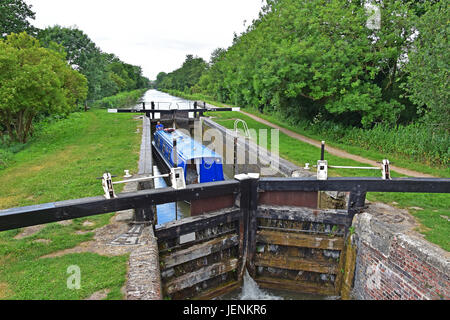 15-04 en attente de passer par une porte d'écluse sur le canal Kennet et Avon à Newbury, Berkshire, Angleterre Banque D'Images