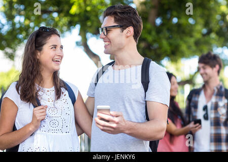 Contrôle de la hanche des couples at smartphone Banque D'Images