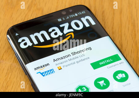 Un gros plan de l'application de shopping Amazon repose sur l'écran d'un smartphone Banque D'Images