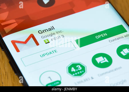 Un gros plan sur l'écran d'installation de l'application Gmail pour un smartphone Banque D'Images