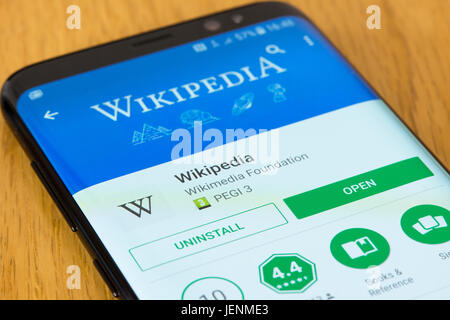 Un gros plan sur l'écran Installer Wikipedia sur un smartphone Banque D'Images