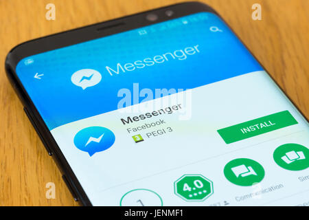 Un gros plan sur l'écran d'installation de l'application Facebook Messenger sur un smartphone Banque D'Images