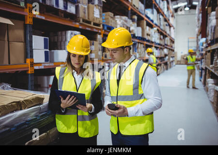 Portrait de gestionnaires d'entrepôt Banque D'Images