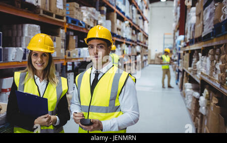 Portrait de gestionnaires d'entrepôt Banque D'Images