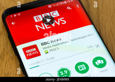 Un gros plan sur la BBC News app en cours de téléchargement sur un smartphone Banque D'Images