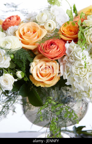 Bouquet de mariage avec un mobilier blanc et orange fleurs centerpeice Banque D'Images