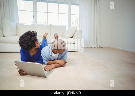 Heureux couple lying on the floor Banque D'Images