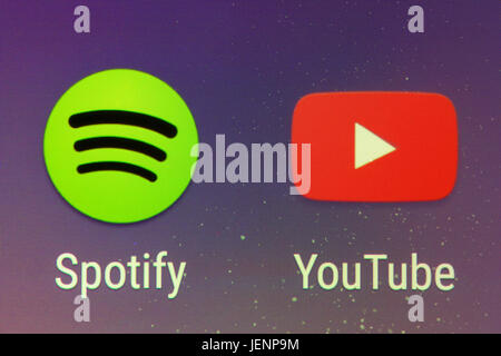 Un gros plan de l'Spotify et YouTube apps sur un écran de smartphone Banque D'Images