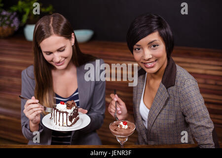 Jolies femmes desserts manger Banque D'Images