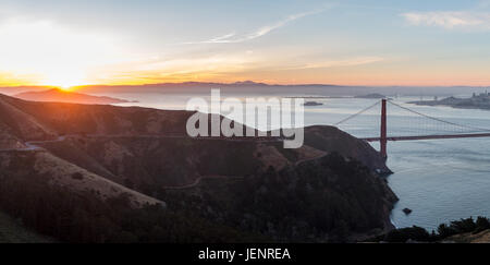 Vue sur les routes avec le Golden Gate Bridge en arrière-plan Banque D'Images