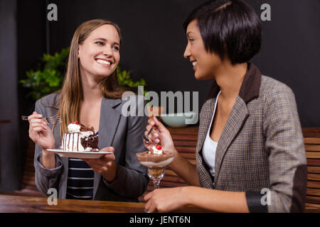 Jolies femmes desserts manger Banque D'Images