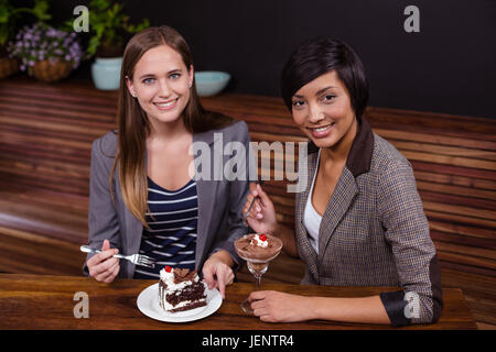 Jolies femmes desserts manger Banque D'Images